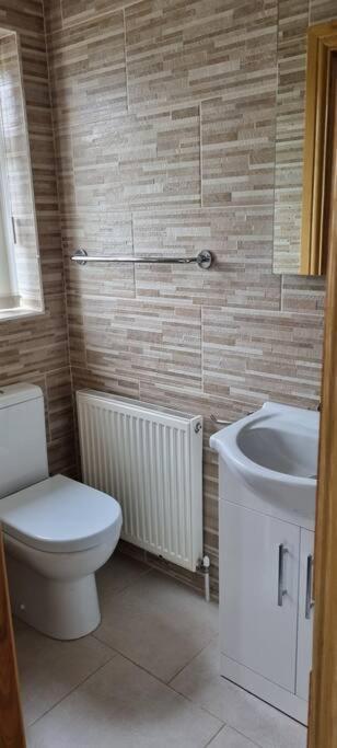 Grace'S Place With Hot Tub & Games Room Карикфъргъс Екстериор снимка