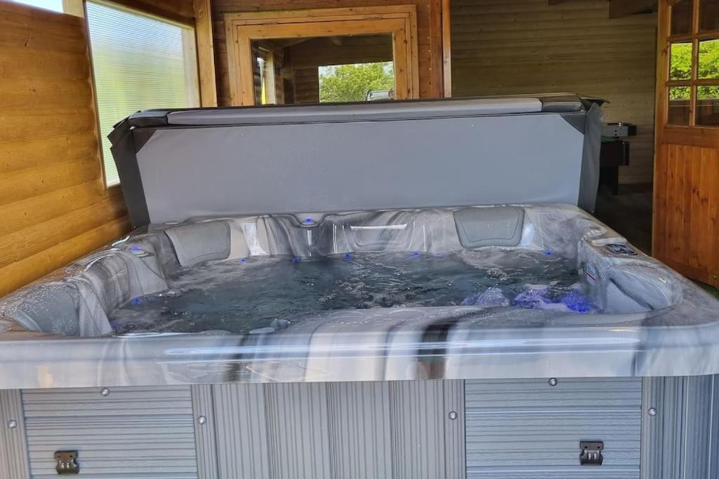 Grace'S Place With Hot Tub & Games Room Карикфъргъс Екстериор снимка
