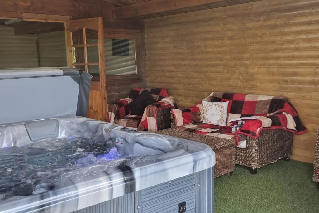 Grace'S Place With Hot Tub & Games Room Карикфъргъс Екстериор снимка